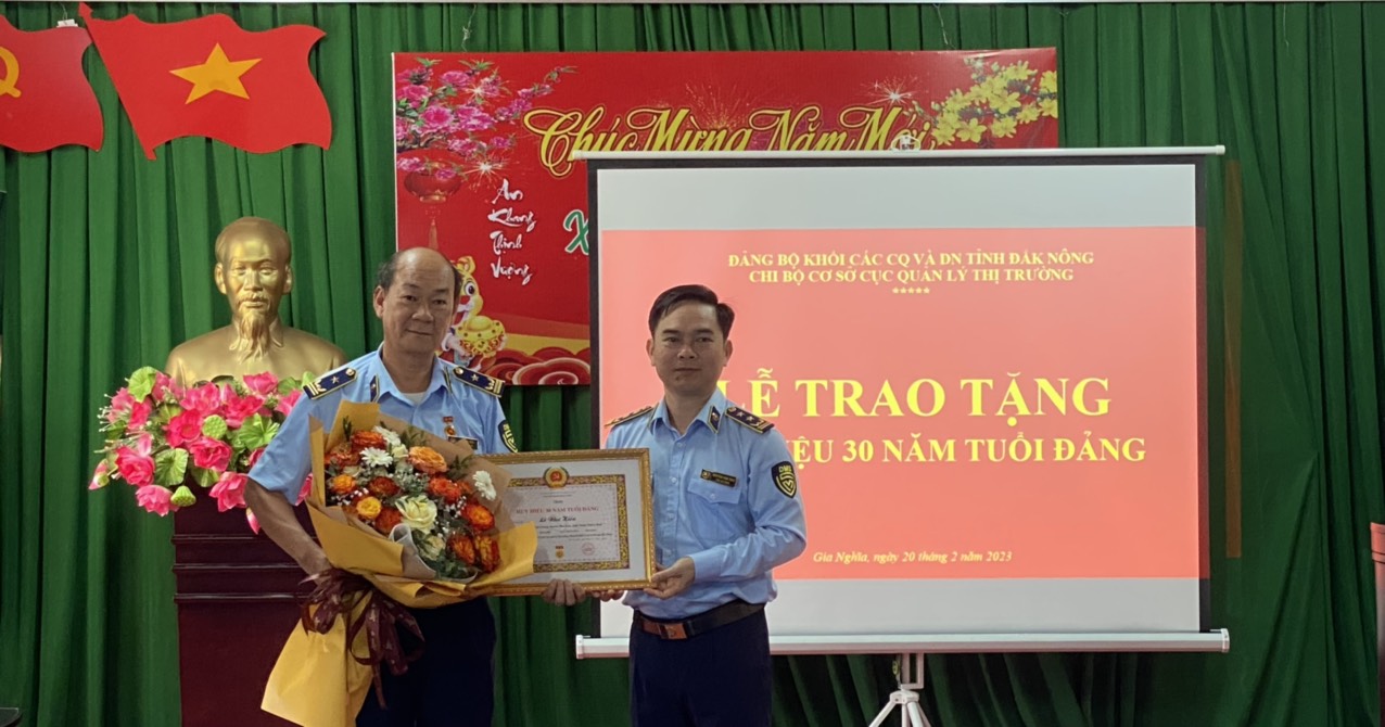 Chi bộ Cục Quản lý thị trường tỉnh Đắk Nông: tổ chức Lễ trao tặng Huy hiệu 30 năm tuổi Đảng