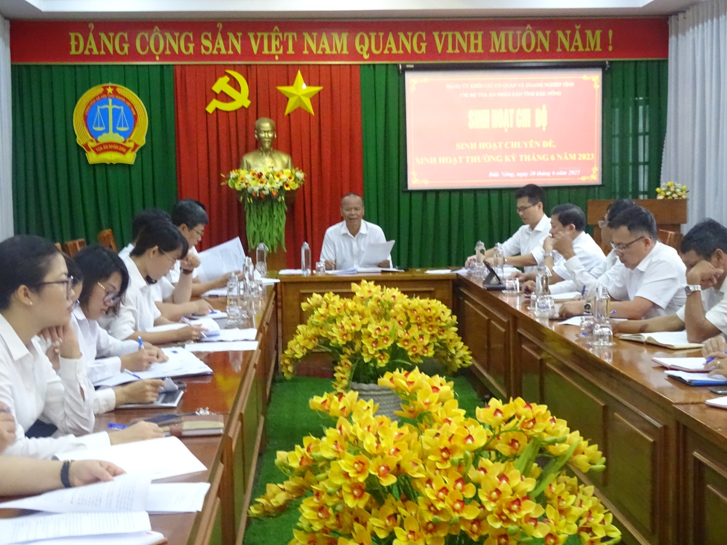 Chi bộ Tòa án nhân dân tỉnh Đắk Nông tổ chức sinh hoạt chuyên đề với chủ đề “Tự soi, tự sửa”