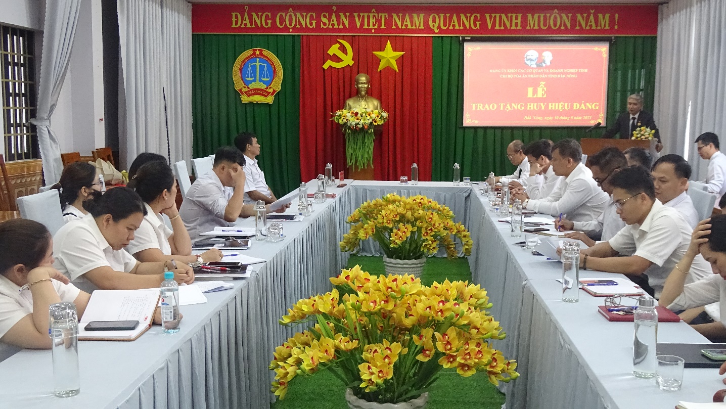 Lễ trao Huy hiệu 30 năm tuổi Đảng đối với  đồng chí Lê Quốc Hương, đảng viên Chi bộ Tòa án nhân dân tỉnh Đắk Nông