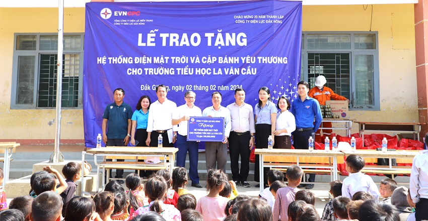 Công ty Điện lực Đắk Nông tặng hệ thống chiếu sáng cho Trường tiểu học La Văn Cầu, xã Đắk R’măng, huyện Đắk Glong
