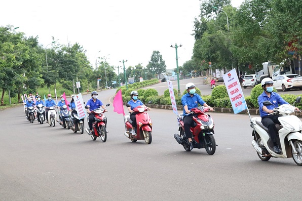 Đoàn viên, thanh niên Khối các cơ quan và doanh nghiệp tỉnh tham gia tuyên truyền cài đặt ứng dụng Bluezone