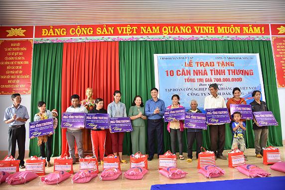 Công ty Nhôm Đắk Nông - TKV đại diện Tập đoàn công nghiệp Than - Khoáng sản Việt Nam tặng nhà tình thương cho hộ nghèo