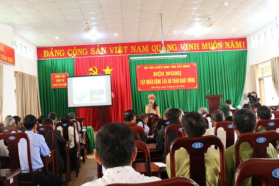 Tuyên truyền trật tự an toàn giao thông cho hội viên Hội Cựu Chiến binh tại huyện Đắk Song