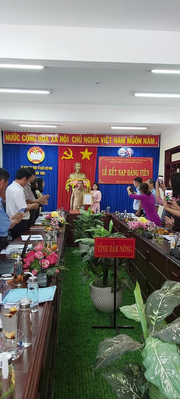 Chi bộ Văn phòng Ủy ban MTTQ Việt Nam tỉnh  Tổ chức Lễ kết nạp đảng viên mới