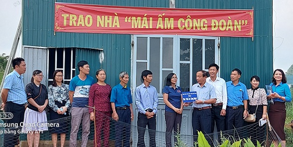 Công đoàn Viên chức tỉnh Đắk Nông trao nhà “Mái ấm công đoàn”