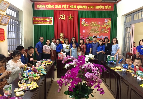Trường Chính trị tỉnh Đắk Nông thăm và tặng quà tại Trung tâm Bảo trợ xã hội tỉnh