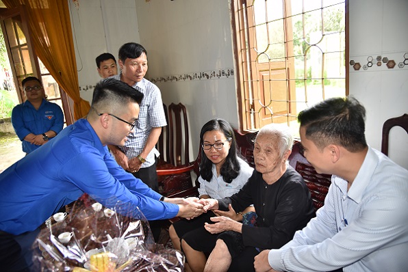 Công ty Nhôm Đắk Nông - TKV thăm, tặng quà Mẹ Việt Nam Anh hùng