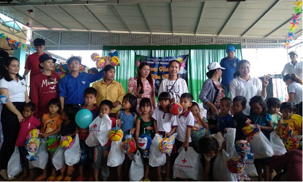 Chi đoàn Trường Chính trị tỉnh phối hợp tặng quà Trung thu tại trường Mầm non Hoa Pơ Lang