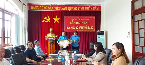 Chi bộ Liên đoàn Lao động tỉnh tổ chức Lễ trao tặng Huy hiệu 30 năm tuổi Đảng