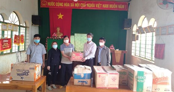Cơ quan Đảng ủy Khối các cơ quan và doanh nghiệp tỉnh Đắk Nông thăm, tặng quà các đơn vị kết nghĩa