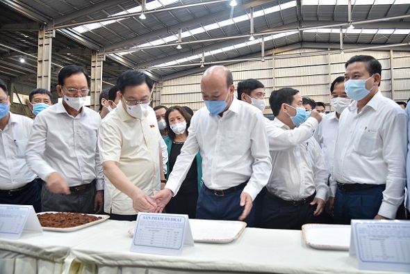 Chủ tịch Quốc hội Vương Đình Huệ thăm và tặng quà cho công nhân có hoàn cảnh khó khăn tại Công ty Nhôm Đắk Nông - TKV