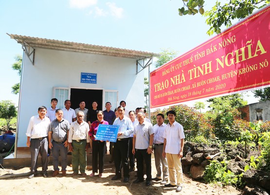 Đảng ủy Cục Thuế tỉnh trao nhà tình nghĩa cho hộ đồng bào nghèo tại xã Buôn Choáh, huyện Krông Nô, tỉnh Đăk Nông