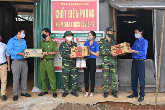 Cụm thi đua số 1 - Đoàn Khối thăm tặng quà chốt kiểm dịch biên giới thuộc huyện Đắk Song và các hộ dân có hoàn cảnh khó khăn trong đợt phòng, chống dịch Covid - 19