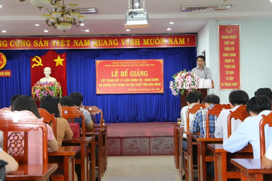 Cục Thuế tỉnh Đăk Nông và Trường Bồi dưỡng cán bộ Tài chính tổ chức bế giảng lớp Trung cấp lý luận chính trị - hành chính tại Đăk Nông