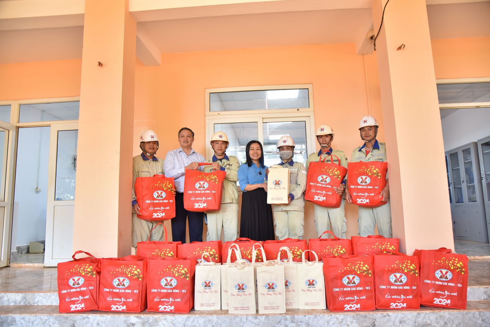 Công ty Nhôm Đắk Nông - TKV tặng quà tết cho công nhân, người lao động