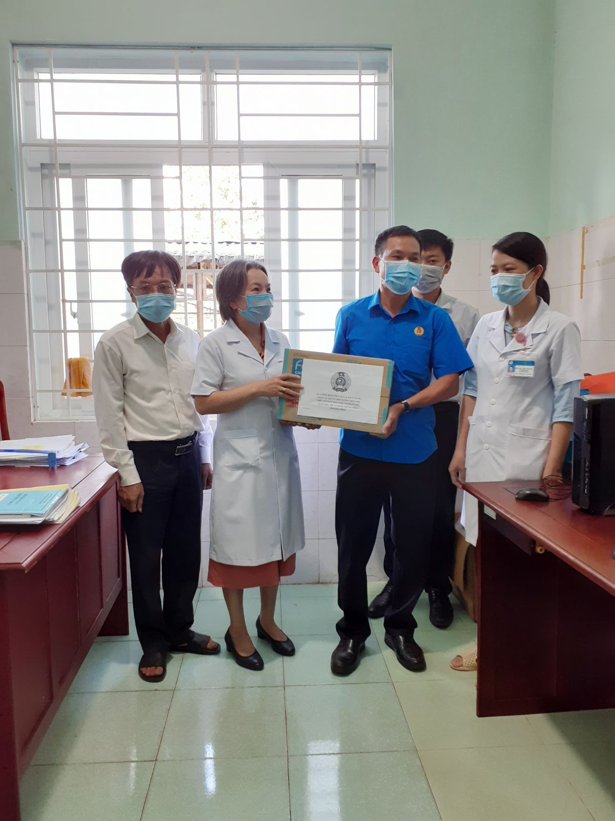 Công đoàn Viên chức tỉnh thăm, tặng quà các y, bác sỹ trực tiếp điều trị bệnh nhân mắc Covid-19 nặng tại Khoa Nhiễm, Bệnh viện Đa khoa tỉnh Đắk Nông