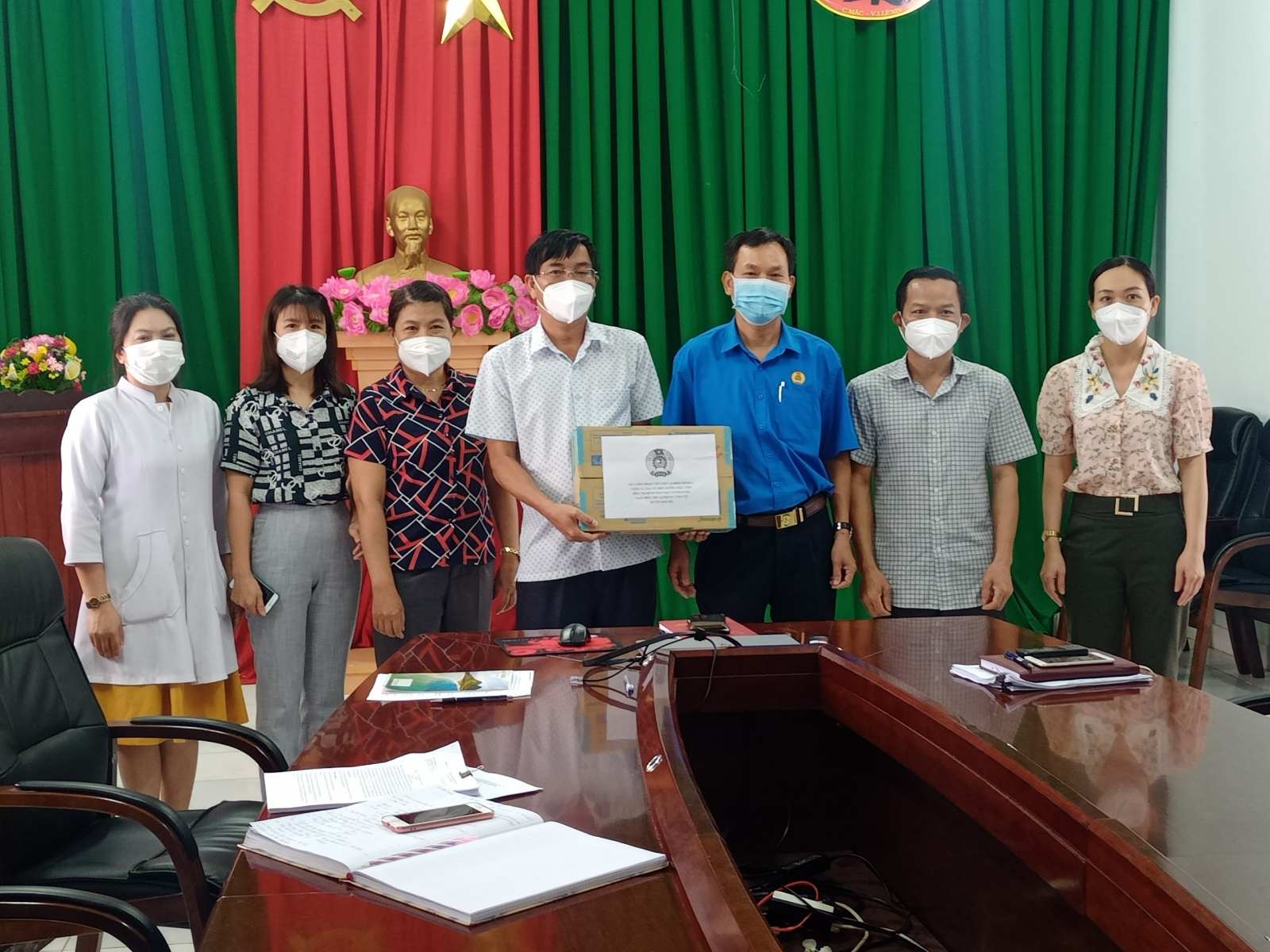 Công đoàn Viên chức tỉnh thăm, tặng quà các y, bác sỹ trực tiếp điều trị bệnh nhân mắc Covid-19 tại Trung tâm Y tế huyện Đắk Mil