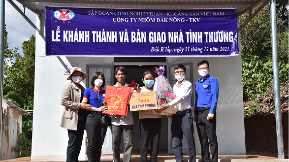 Công ty Nhôm Đắk Nông - TKV tặng 10 căn nhà tình thương