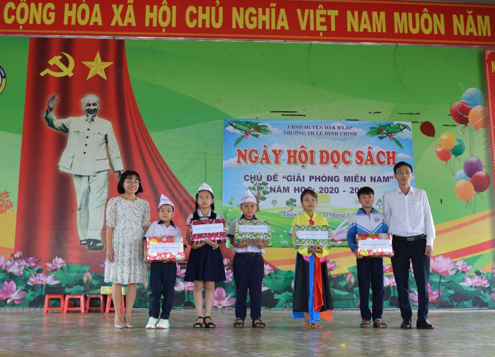 Công ty Nhôm Đắk Nông - TKV đã trao tặng 500 cuốn sách cho Trường tiểu học Lê Đình Chinh