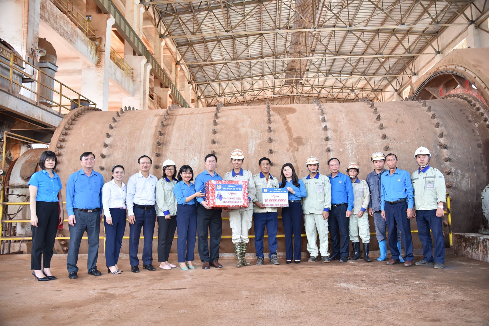 Tổ chức tặng quà cho các bộ phận trực tiếp sản xuất tại Công ty Nhôm Đắk Nông nhân dịp Tháng Công nhân năm 2021