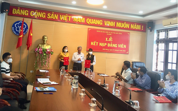 Các chi bộ trực thuộc Đảng bộ Bảo hiểm xã hội tỉnh Đắk Nông tổ chức Lễ kết nạp đảng viên