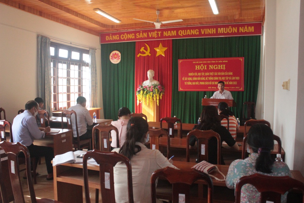 Chi bộ Ban Dân vận Tỉnh ủy tổ chức  Hội nghị nghiên cứu, triển khai các văn bản của Đảng