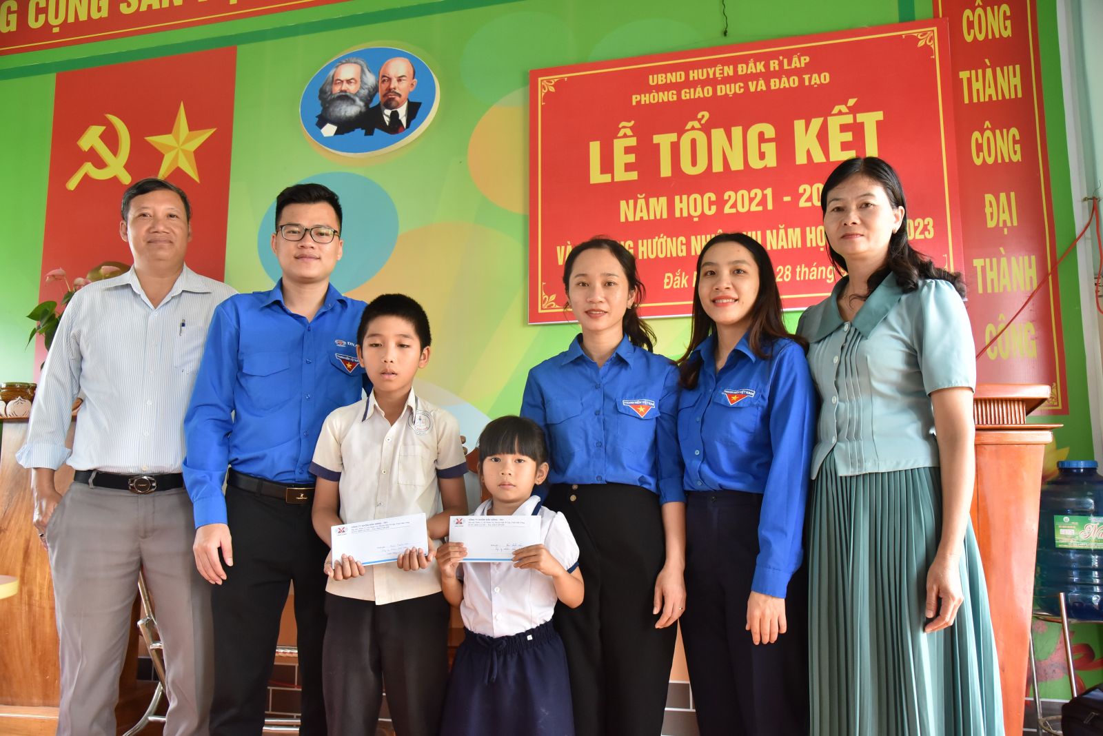 Đoàn thanh niên Công ty Nhôm Đắk Nông - TKV  thăm, tặng quà các gia đình có hoàn cảnh khó khăn