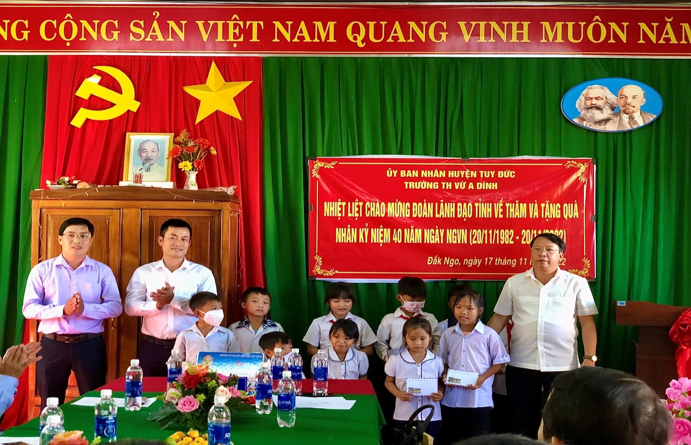 Sở Tư pháp tổ chức thăm, tặng quà tại Trường Tiểu học Vừ A Dính, xã Đắk Ngo, huyện Tuy Đức nhân kỷ niệm 40 năm ngày Nhà giáo Việt Nam