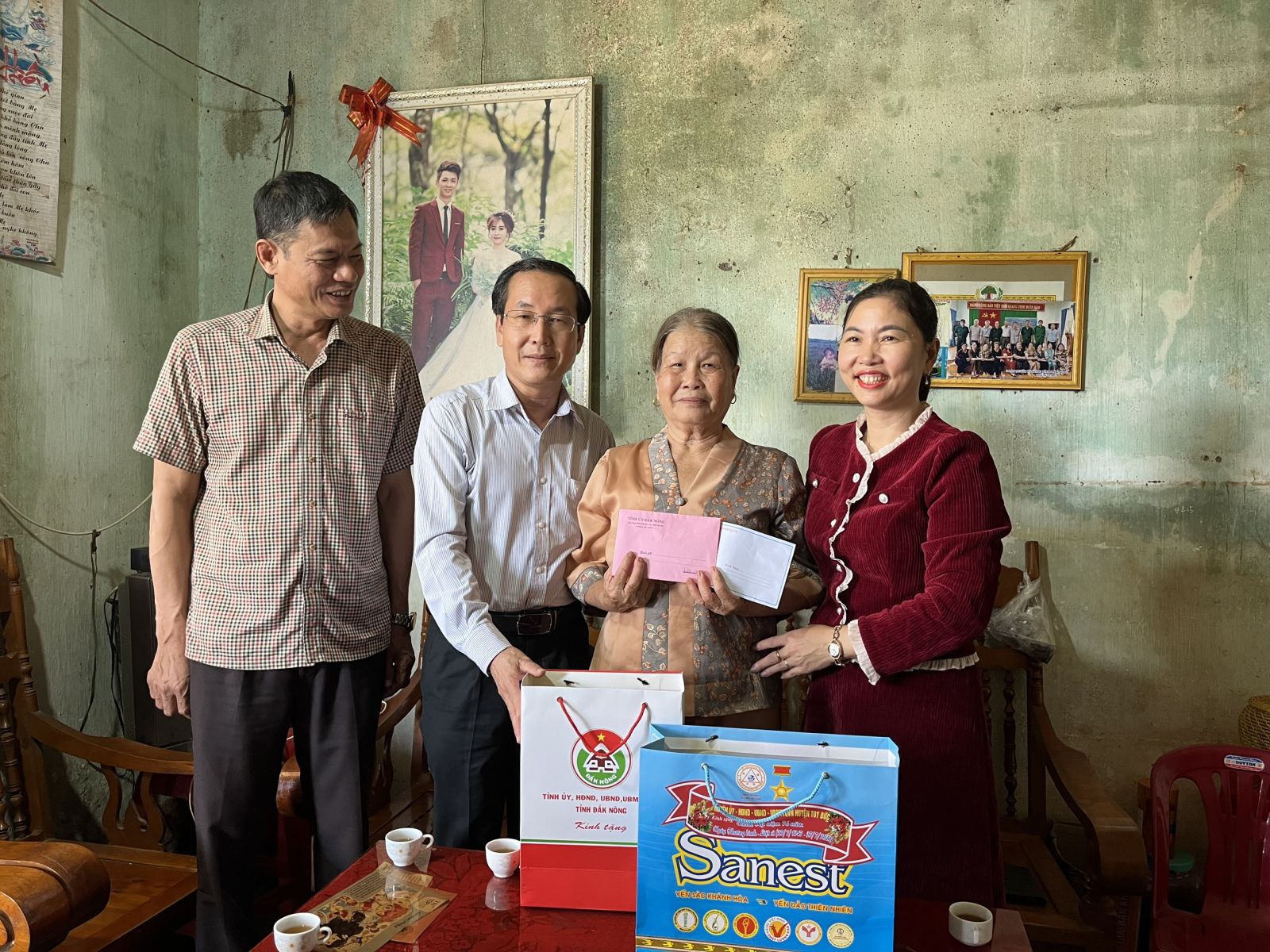 Đồng chí Huỳnh Ngọc Anh, Ủy viên Ban Thường vụ Tỉnh ủy, Bí thư Đảng ủy Khối thăm, tặng quà gia đình người có công với cách mạng tại xã Quảng Tân, huyện Tuy Đức