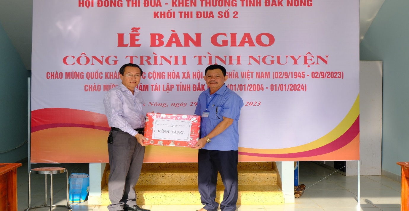 Khối thi đua số 2 trao tặng máy lọc nước cho Trung tâm Bảo trợ xã hội tỉnh