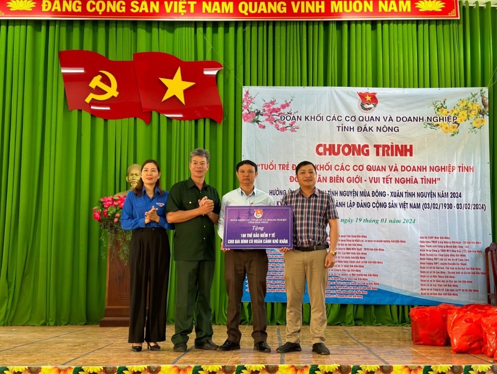 Hội Cựu chiến binh Khối phối hợp với Đoàn Khối thăm, chúc tết tặng quà gia đình có hoàn cảnh khó khăn tại xã Đắk Plao - huyện Đắk Mil  và Đồn Biên phòng Đắk M’Bai