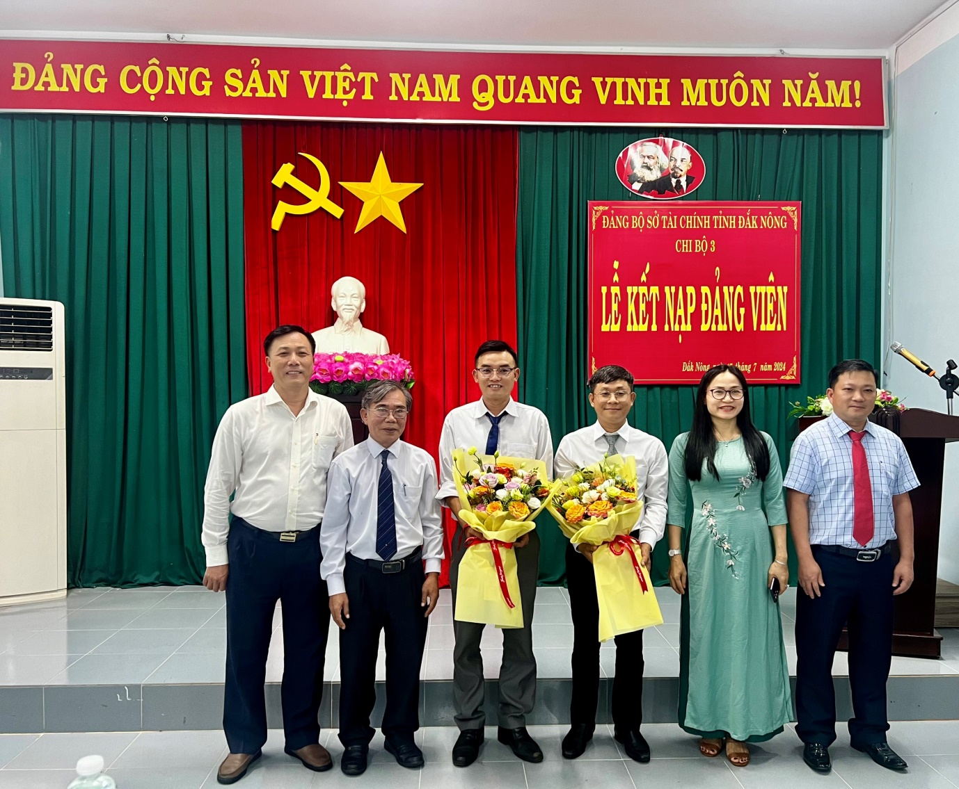 Chi bộ 3 thuộc Đảng bộ Sở Tài chính tổ chức Lễ kết nạp đảng viên