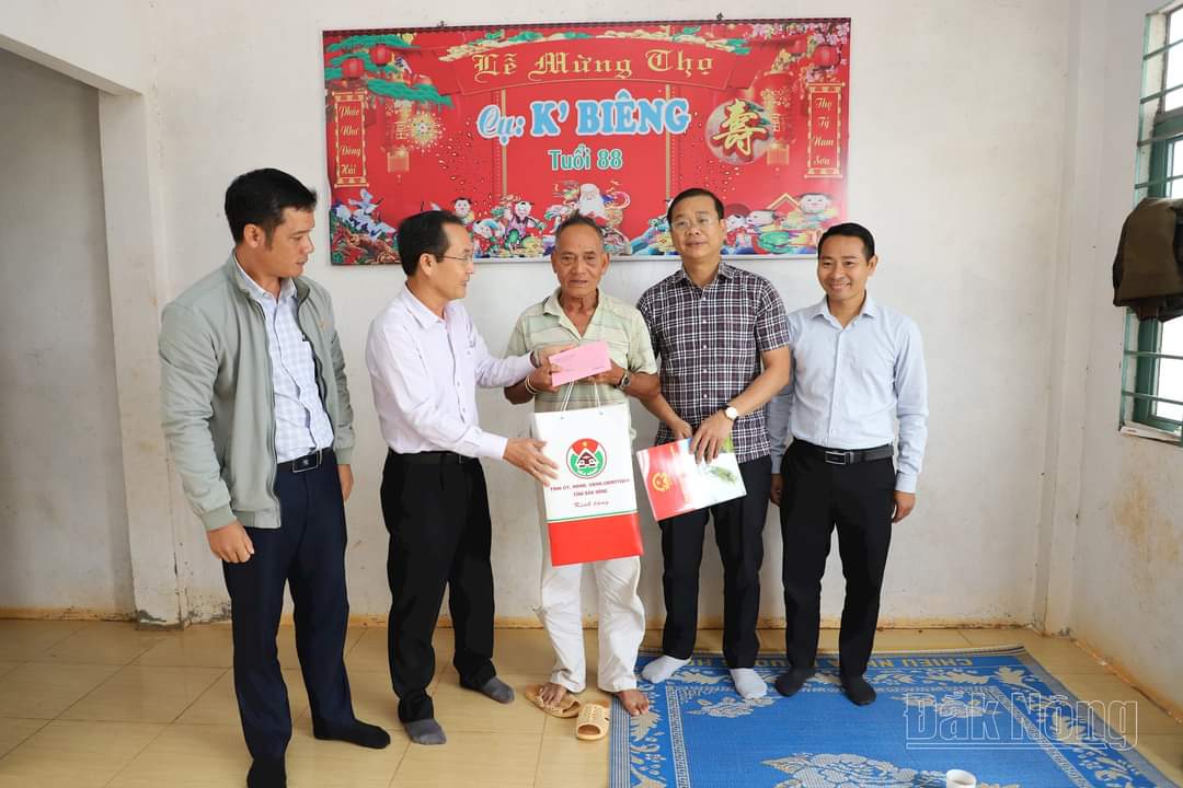 Đồng chí Bí thư Đảng ủy Khối các cơ quan và doanh nghiệp tỉnh Đắk Nông thăm, tặng quà người có công với cách mạng, gia đình chính sách