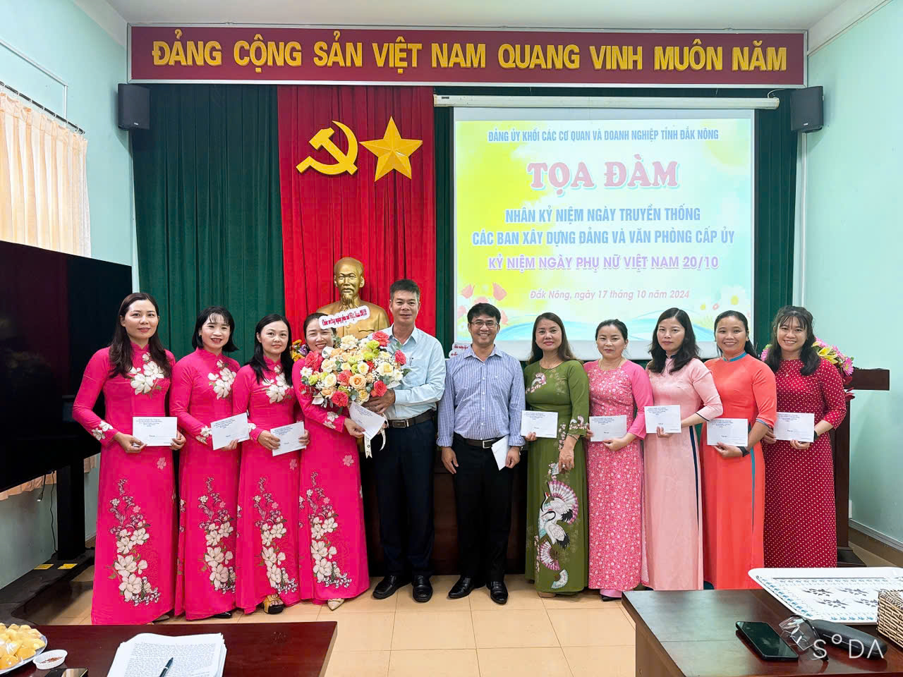 Đảng ủy Khối các cơ quan và doanh nghiệp tỉnh tổ chức kỷ niệm  ngày truyền thống các ban xây dựng Đảng và Văn phòng cấp ủy, ngày Phụ nữ Việt Nam