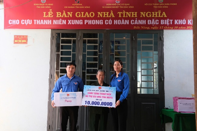 Đoàn Khối phối hợp bàn giao Nhà tình nghĩa cho Cựu Thanh niên xung phong có hoàn cảnh đặc biệt khó khăn